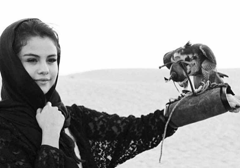 صور سيلينا غوميز بالحجاب مع أصدقائها في دبي
