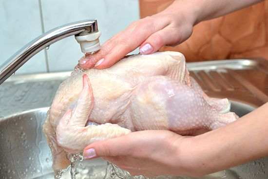 تحذير-للسيدات-احذري-غسل-الدجاج-قبل-الطهو
