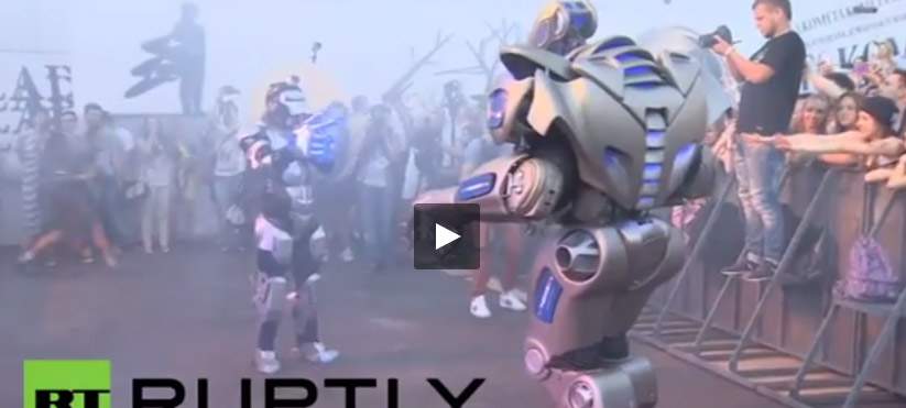 بالفيديو.. روبوت يتحدى مغني الراب الروسي
