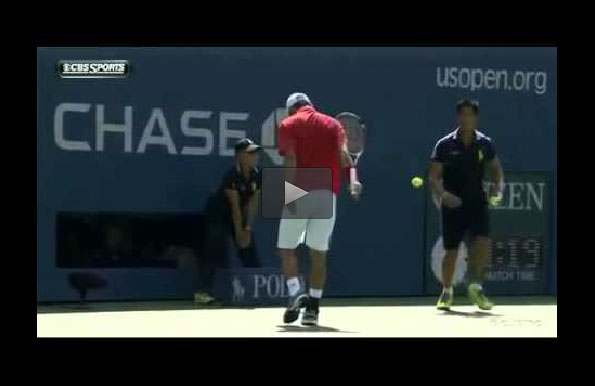 بالفيديو: لاعب يقوم بحركة بهلوانية بمضرب التنس