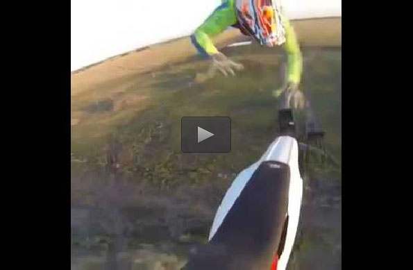 بالفيديو: متسابق يفشل بالإمساك بدراجته أثناء تنفيذ قفزة في الهواء ثم يسقط بقوة