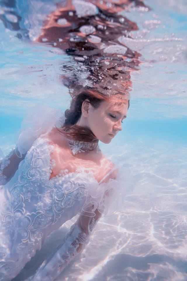 صور مميزة لعرائس تحت الماء