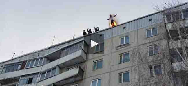 فيديو مغامر روسي يشعل النار بنفسه ويقفز من الطابق التاسع