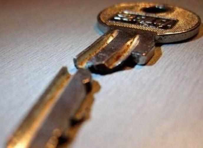طالبة سعودية تبيع مفتاحها المكسور بـ 90000 ريال!