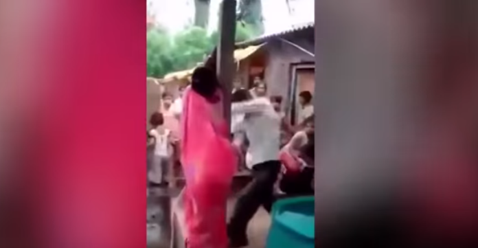 فيديو هندي يجلد زوجته الخائنة وعشيقها أمام سكان القرية