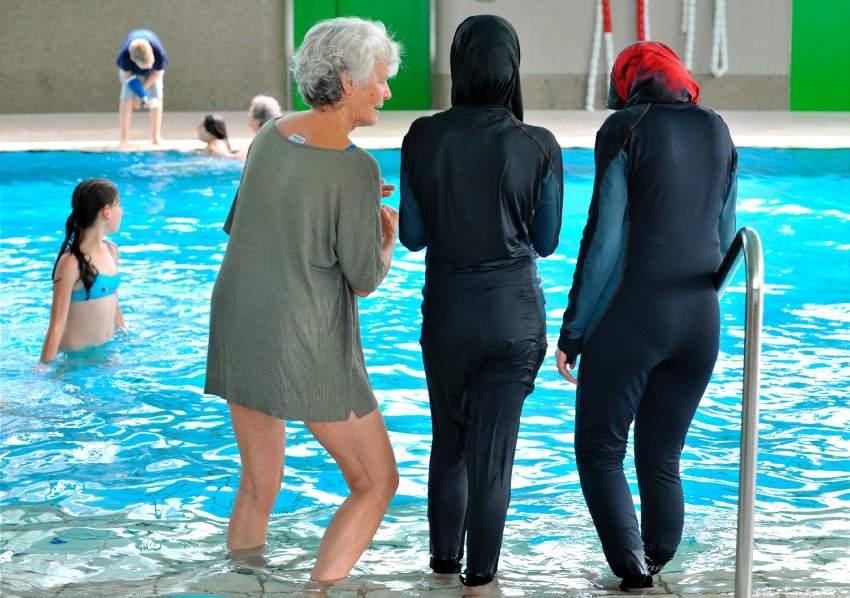سويسرا ترفض منح جنسيتها لمسلمتين رفضتا السباحة مع ذكور